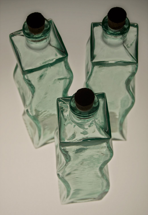 Glasflaschen auf dem Lichttisch