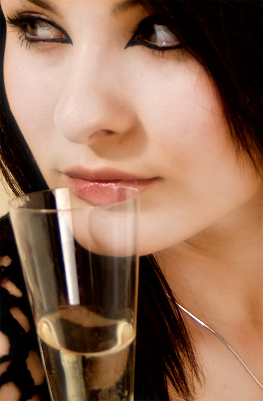 Fotomodell Ana mit Sektglas